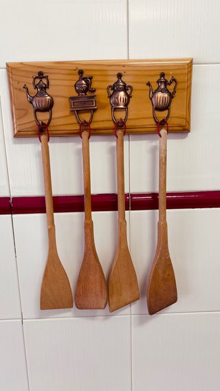 Set di 4 cucchiai in legno con supporto