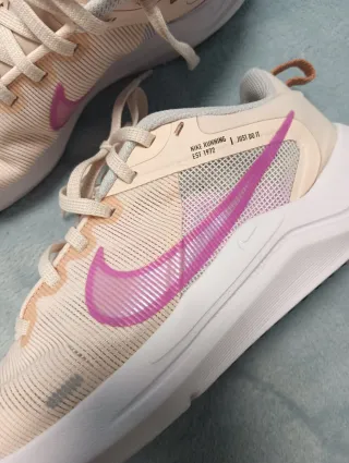 Zapatillas Nike Running Beige y Rosa