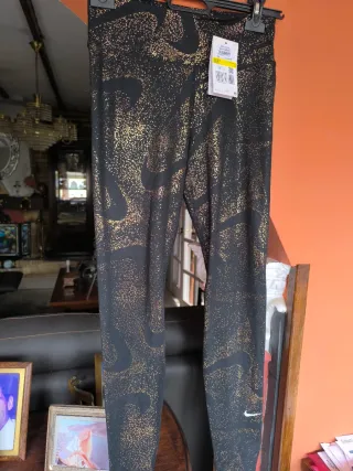 Conjunto deportivo Nike negro y dorado