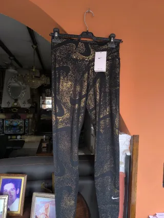 Conjunto deportivo Nike negro y dorado