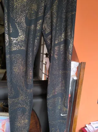 Conjunto deportivo Nike negro y dorado