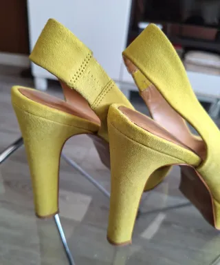 Zapatos Zara tacón amarillo talla 36