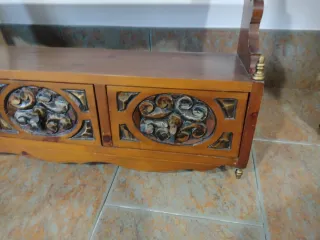 Estantería antigua de madera con cajones tallados
