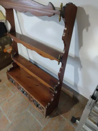 Estantería antigua de madera con cajones tallados