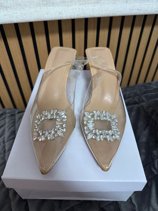 Tacones transparentes con hebilla plateada