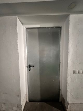 Puerta metálica trastero