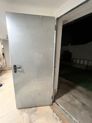 Puerta metálica trastero