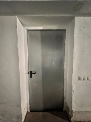 Puerta metálica trastero