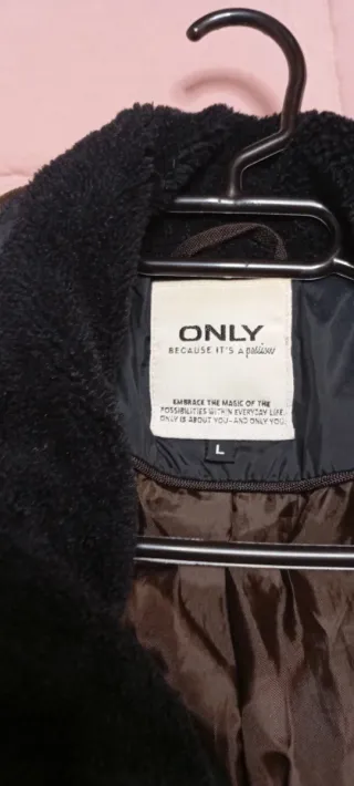 Abrigo ONLY negro acolchado
