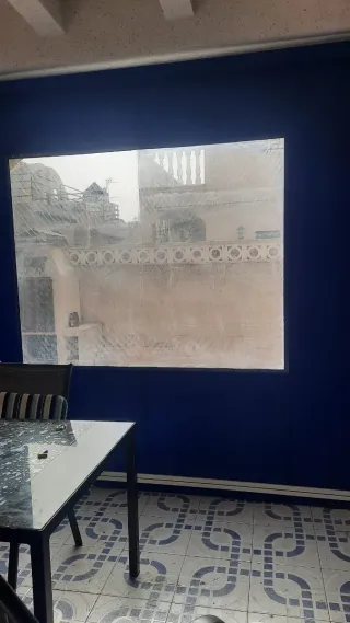 Toldo azul y transparente de plástico con sus guia