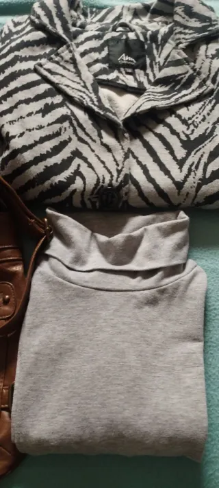 Lote 4 prendas: pantalón negro, blazer estampado