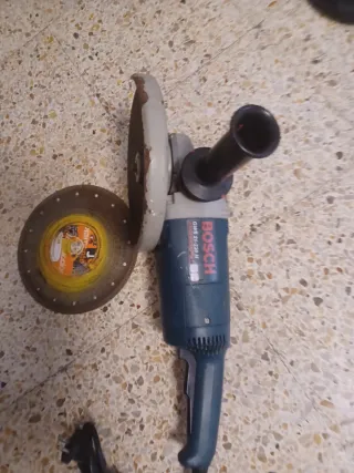 Radial Bosch GWS 27-230 con discos