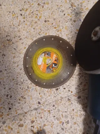 Radial Bosch GWS 27-230 con discos