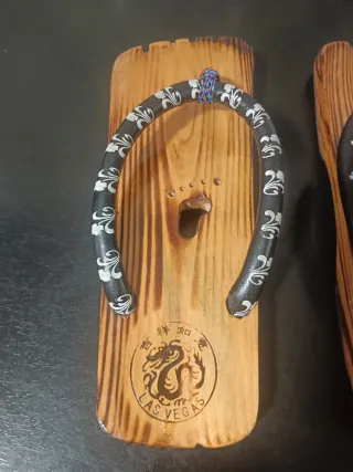 Zuecos de madera vintage con dragón