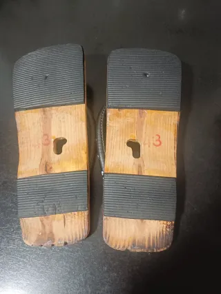 Zuecos de madera vintage con dragón