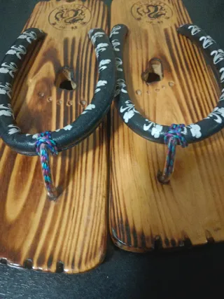 Zuecos de madera vintage con dragón