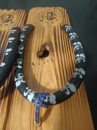 Zuecos de madera vintage con dragón