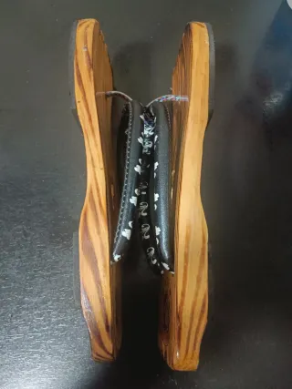 Zuecos de madera vintage con dragón