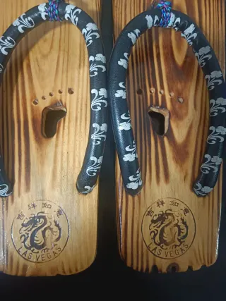 Zuecos de madera vintage con dragón