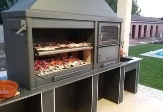 Barbecue in metallo con camino a legna e carbone