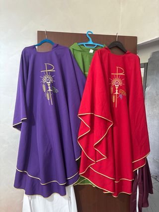 Casula sacerdotale rossa con ricamo dorato