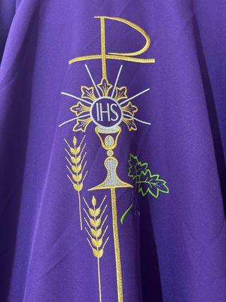 Casula sacerdotale rossa con ricamo dorato