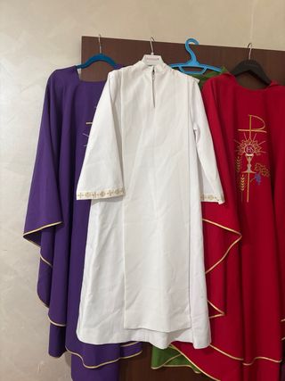 Casula sacerdotale rossa con ricamo dorato