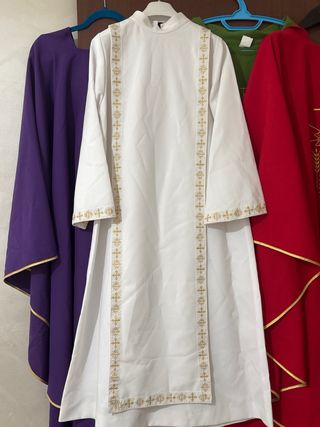 Casula sacerdotale rossa con ricamo dorato