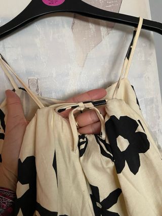 Camiseta Zara floral beige negra T.S con etiqueta