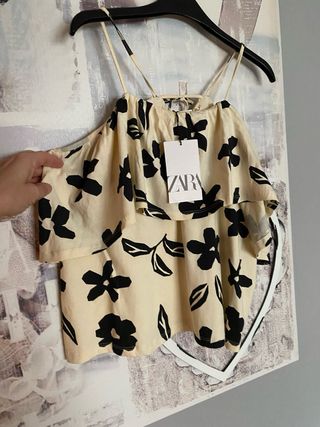Camiseta Zara floral beige negra T.S con etiqueta