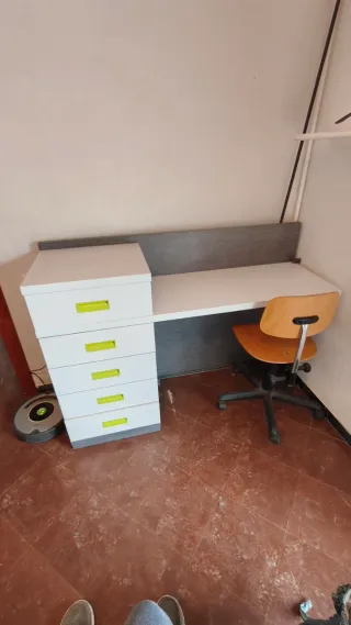 Escritorio blanco con cajonera verde