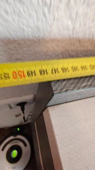 Escritorio blanco con cajonera verde