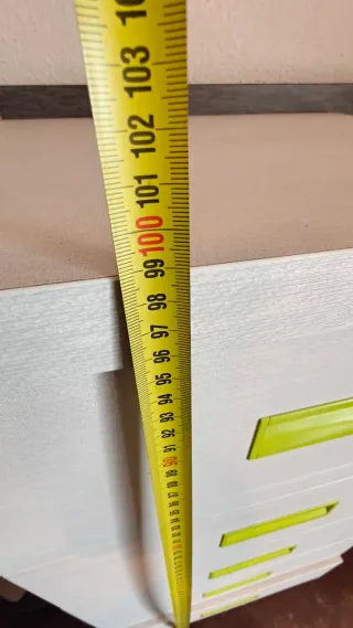 Escritorio blanco con cajonera verde