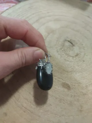 Collana con pietra nera e opale