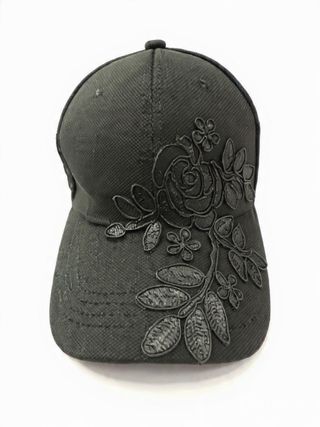 Gorra negra con encaje floral Y granate