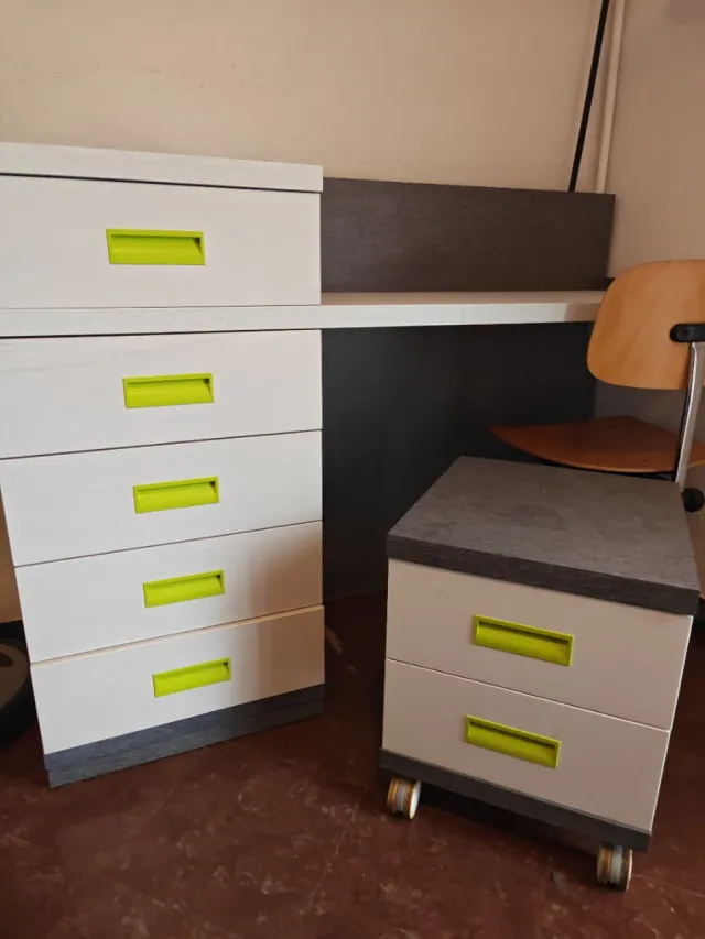 Mesita de noche con ruedas