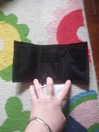 Cartera Adidas Rayas Blancas y Negras