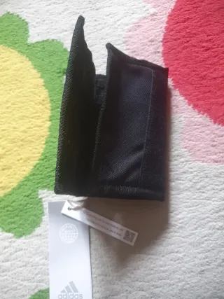 Cartera Adidas Rayas Blancas y Negras