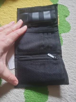 Cartera Adidas Rayas Blancas y Negras