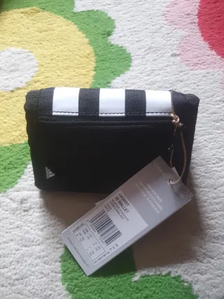 Cartera Adidas Rayas Blancas y Negras