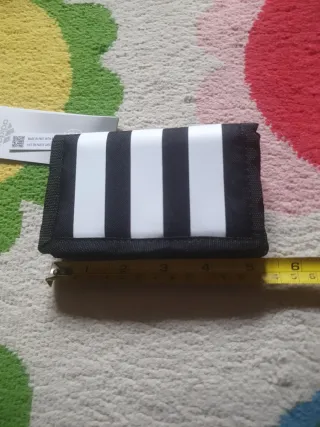 Cartera Adidas Rayas Blancas y Negras