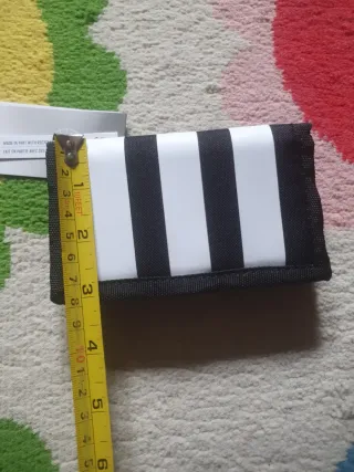 Cartera Adidas Rayas Blancas y Negras
