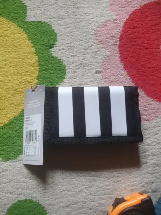 Cartera Adidas Rayas Blancas y Negras