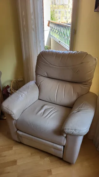 Sillón reclinable de piel beige