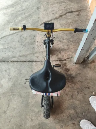 Bicicleta eléctrica mini echa a mano