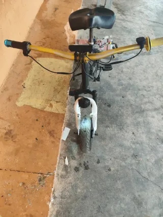 Bicicleta eléctrica mini echa a mano