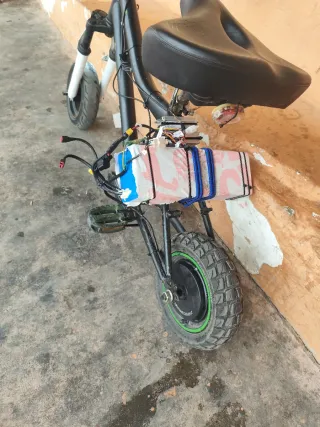 Bicicleta eléctrica mini echa a mano