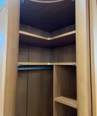 Armario esquinero alto de madera