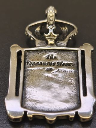 Colgante en acero superior escudo