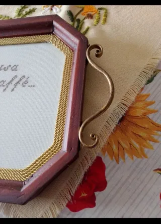 Vassoio ricamato a mano punto croce “Pausa caffè”